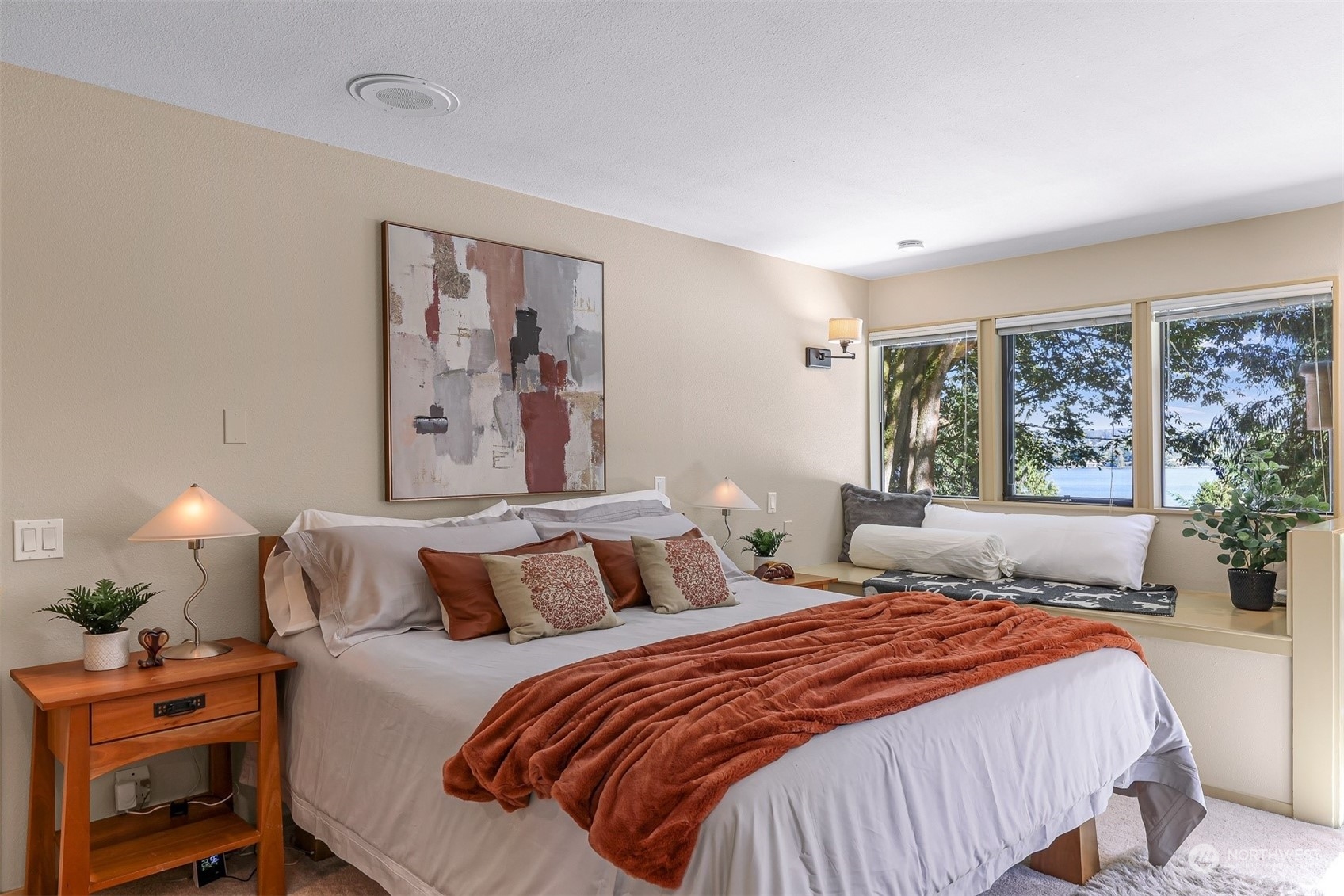 4431 Ferncroft Road Mercer Island, WA 98040 - Photo 20 of 40 a bedroom with bed and a window