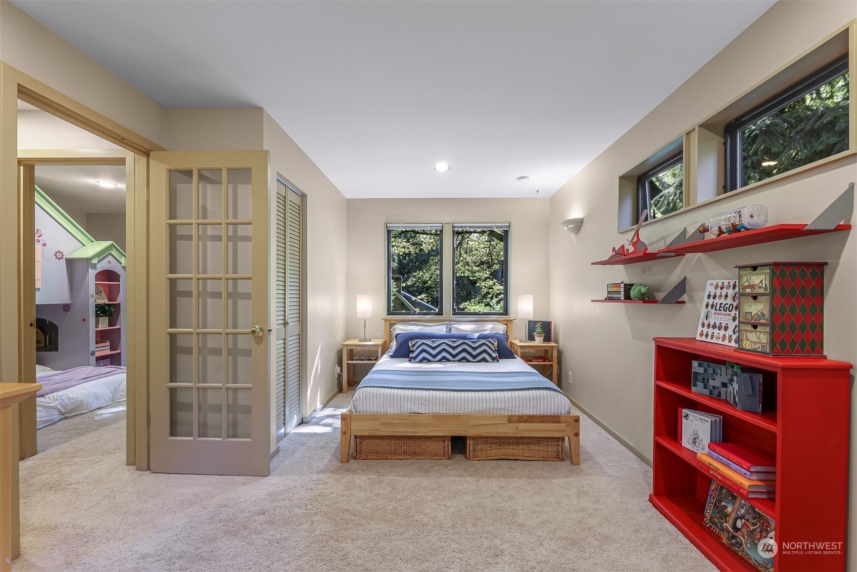 4431 Ferncroft Road Mercer Island, WA 98040 - Photo 23 of 40 a bedroom with bed and a book shelf