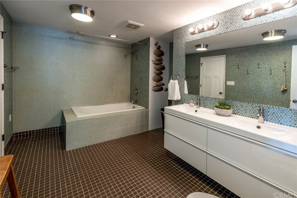 1425 Miramar Drive Fullerton, CA 92831 - Photo 30 of 55 a bathroom with a bathtub a sink and mirror