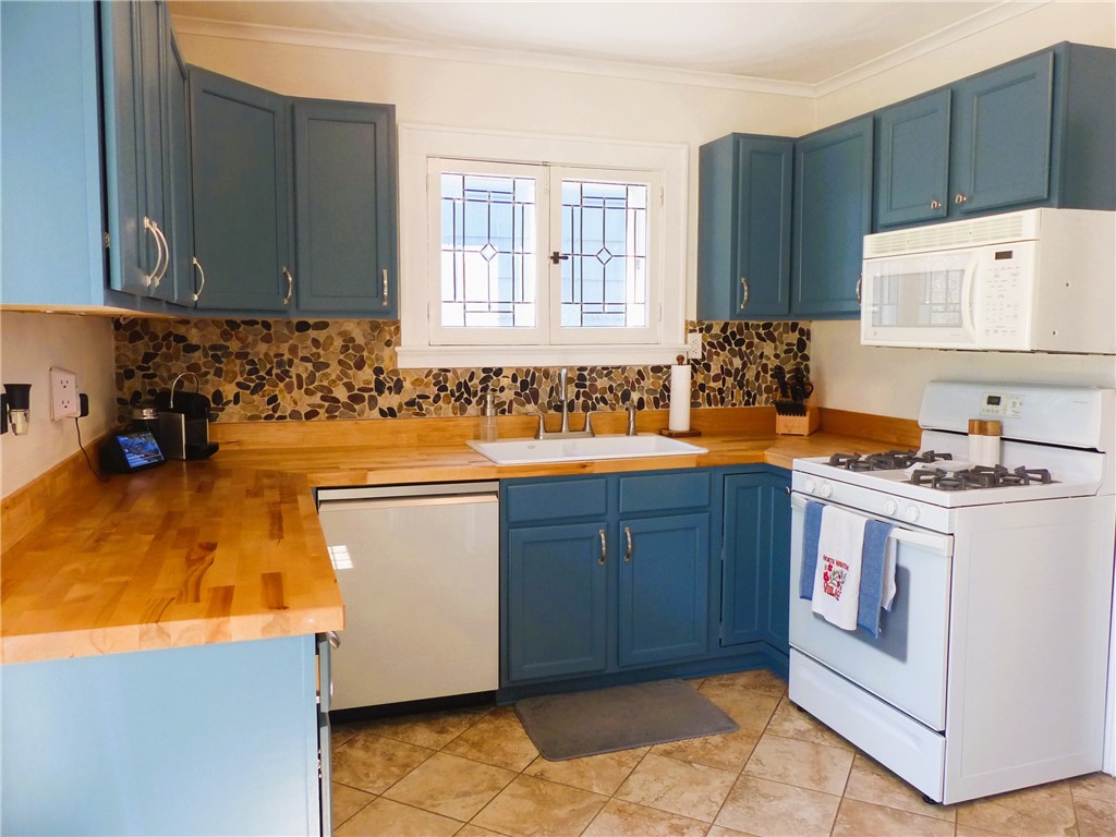 21 Elmcroft Road Rochester, NY 14609 - Photo 8 of 31