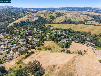 $1,100,000 | 1966 Joseph Drive, Moraga, CA 94556