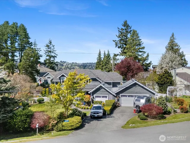 a view of a house with a big yard