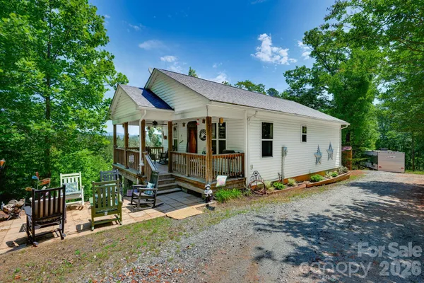 a view of a house with backyard