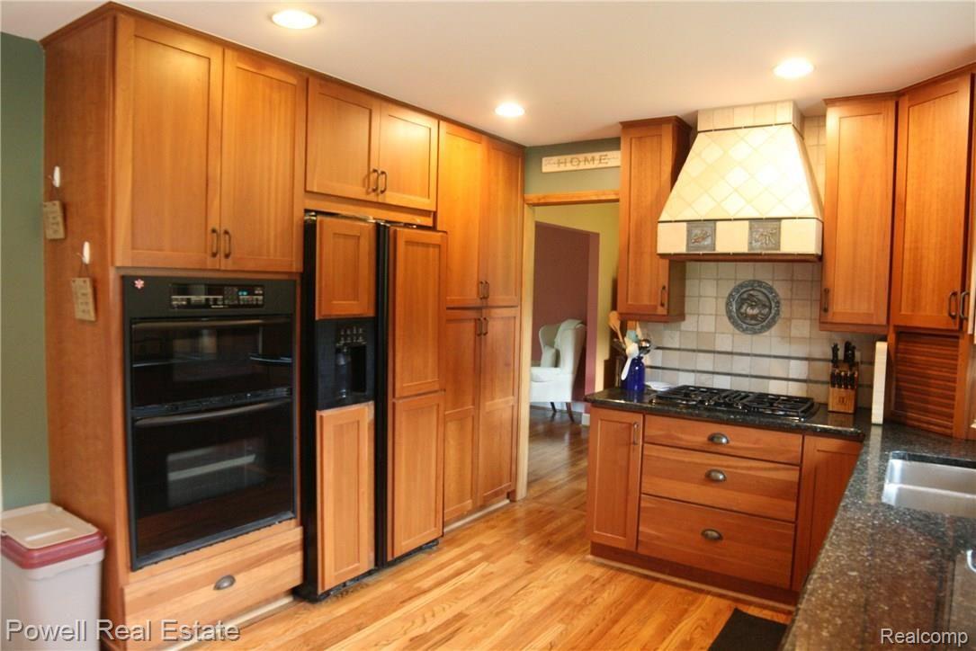 7655 Oakhill Road Clarkston, MI 48348 - Photo 5 of 19 IMG_1027.JPG