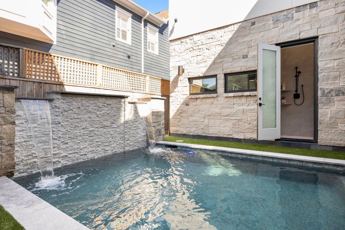 424 Redan Street Houston, TX 77009 - Photo 43 of 47 a view of a house with pool