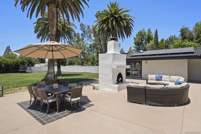 a view of a backyard with palm trees