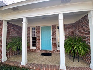 WELCOMING COVERED ENTRY WAY