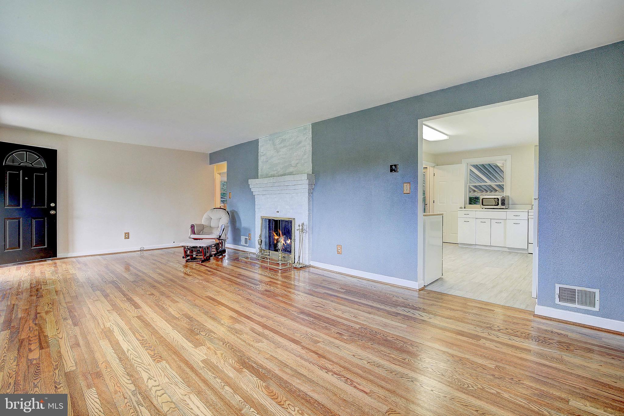 7719 Woodyard Road Clinton, MD 20735 - Photo 3 of 23 Spacious living room