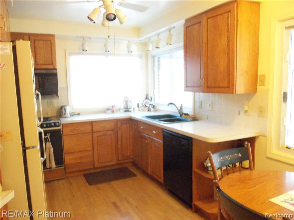 1027 Bower Street Howell, MI 48843 - Photo 4 of 10 Kitchen