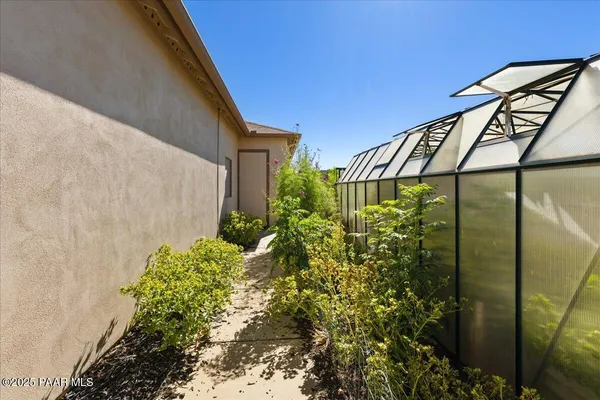 a view of a backyard