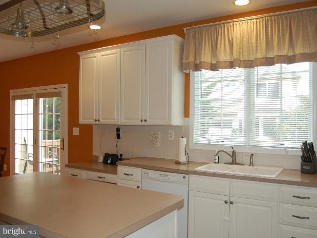 10860 Grovehampton Court Reston, VA 20194 - Photo 20 of 30 Kitchen