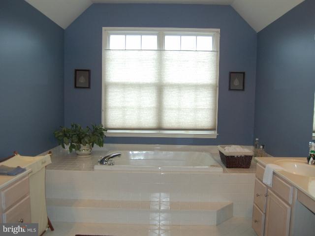 10860 Grovehampton Court Reston, VA 20194 - Photo 22 of 30 Bath (Master)