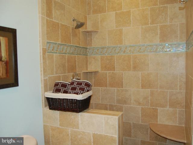 10860 Grovehampton Court Reston, VA 20194 - Photo 4 of 30 Bath
