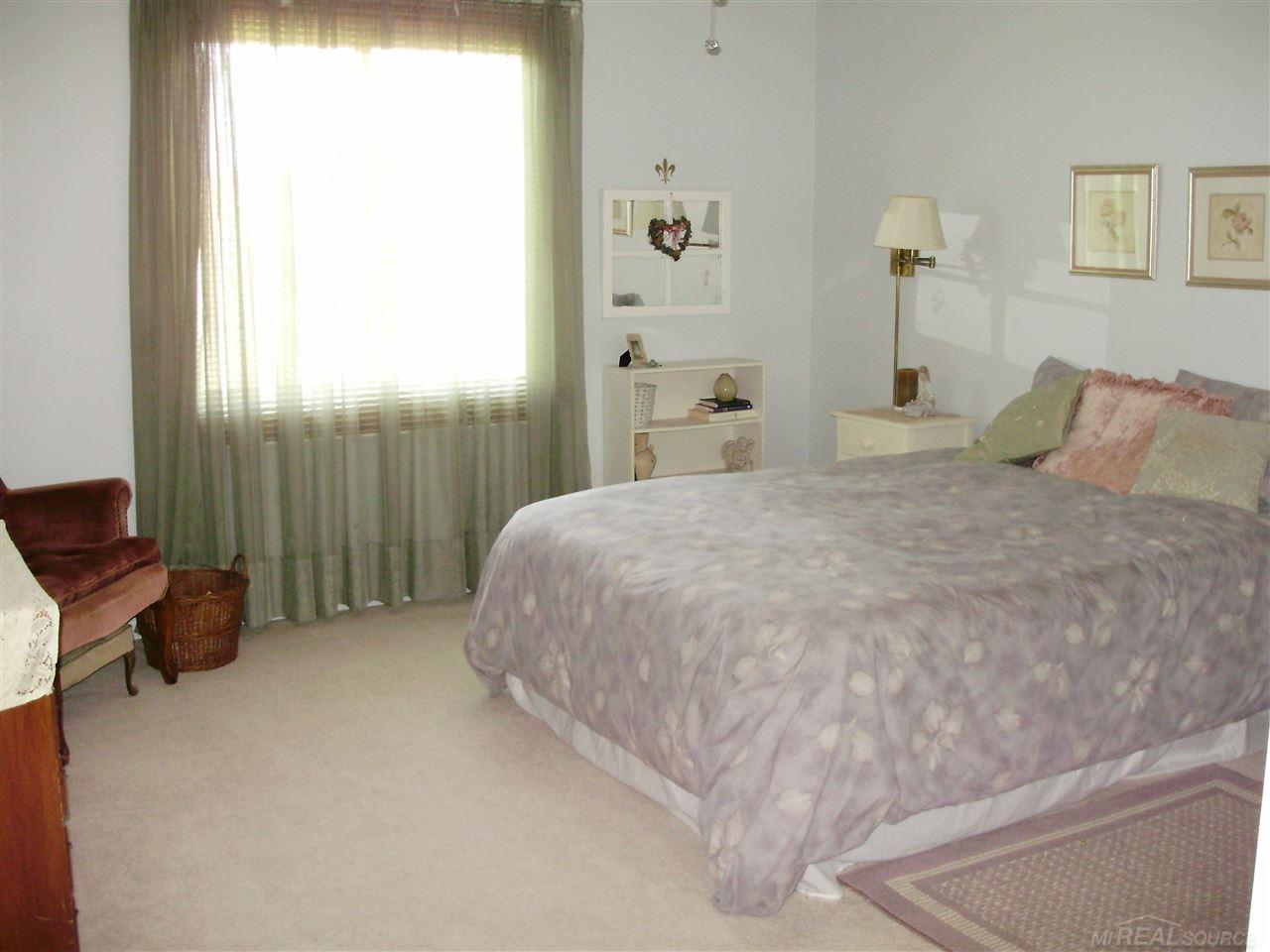 2267 Crystal Drive Rochester, MI 48309 - Photo 16 of 33 31292366-15.JPG