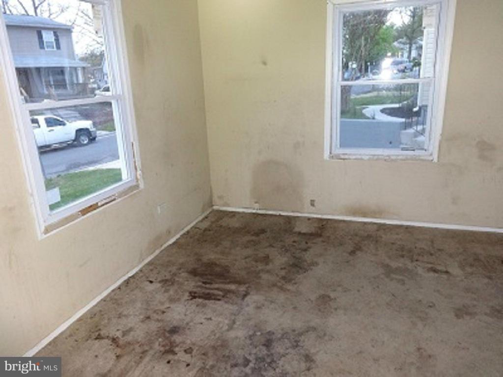 105 Alcock Road Baltimore, MD 21221 - Photo 4 of 13 Living Room