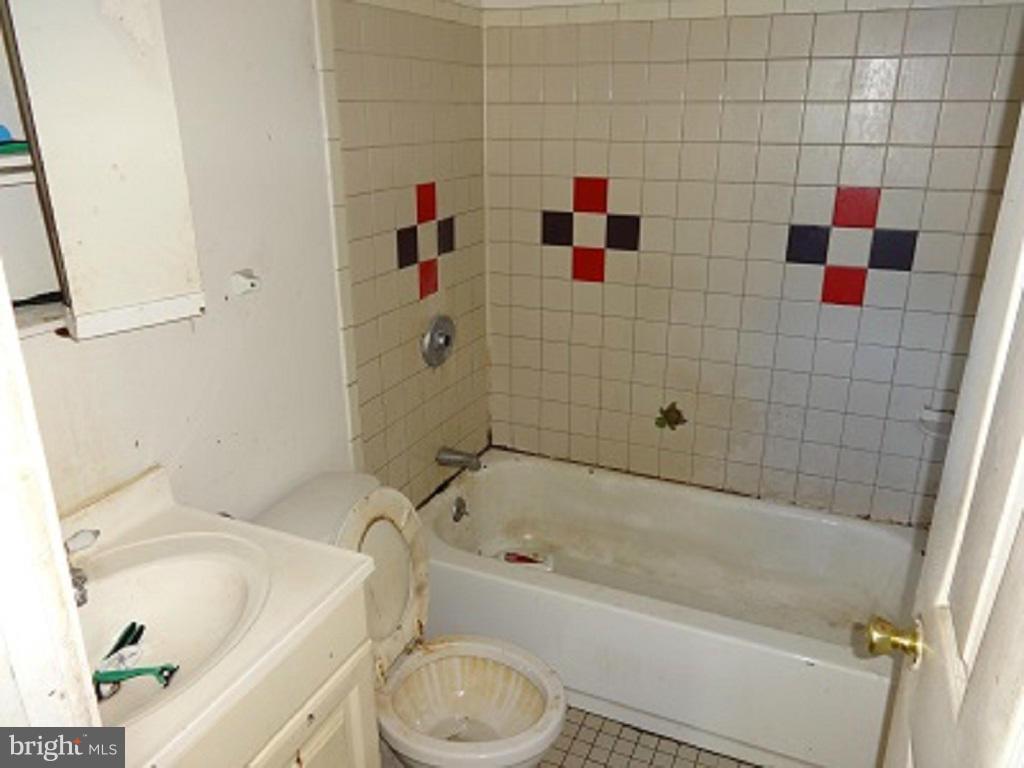 105 Alcock Road Baltimore, MD 21221 - Photo 5 of 13 Bath