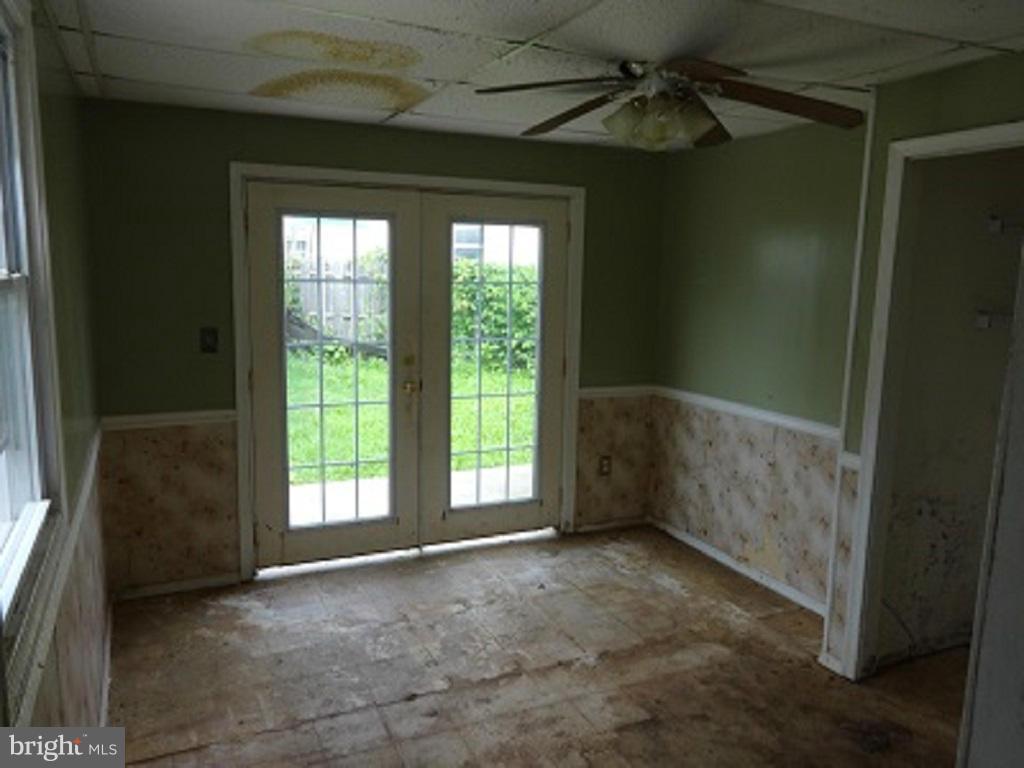 105 Alcock Road Baltimore, MD 21221 - Photo 10 of 13 Family Room