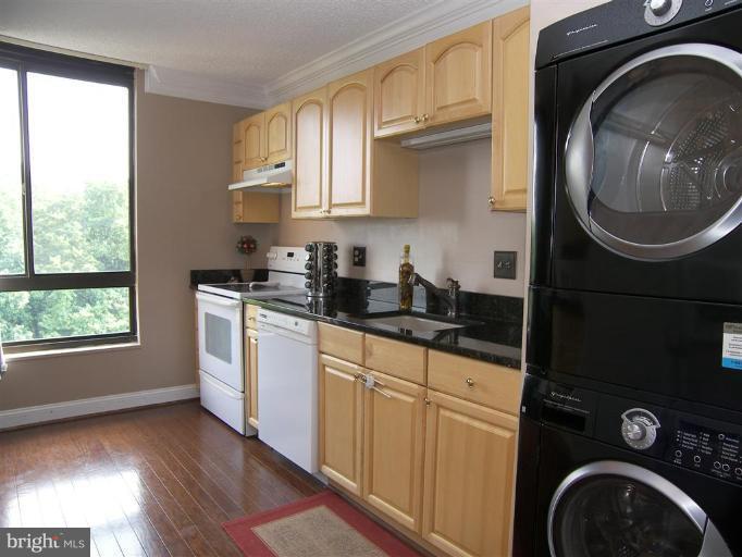 1800 Old Meadow Road, Unit 1213 McLean, VA 22102 - Photo 11 of 29 Kitchen #2