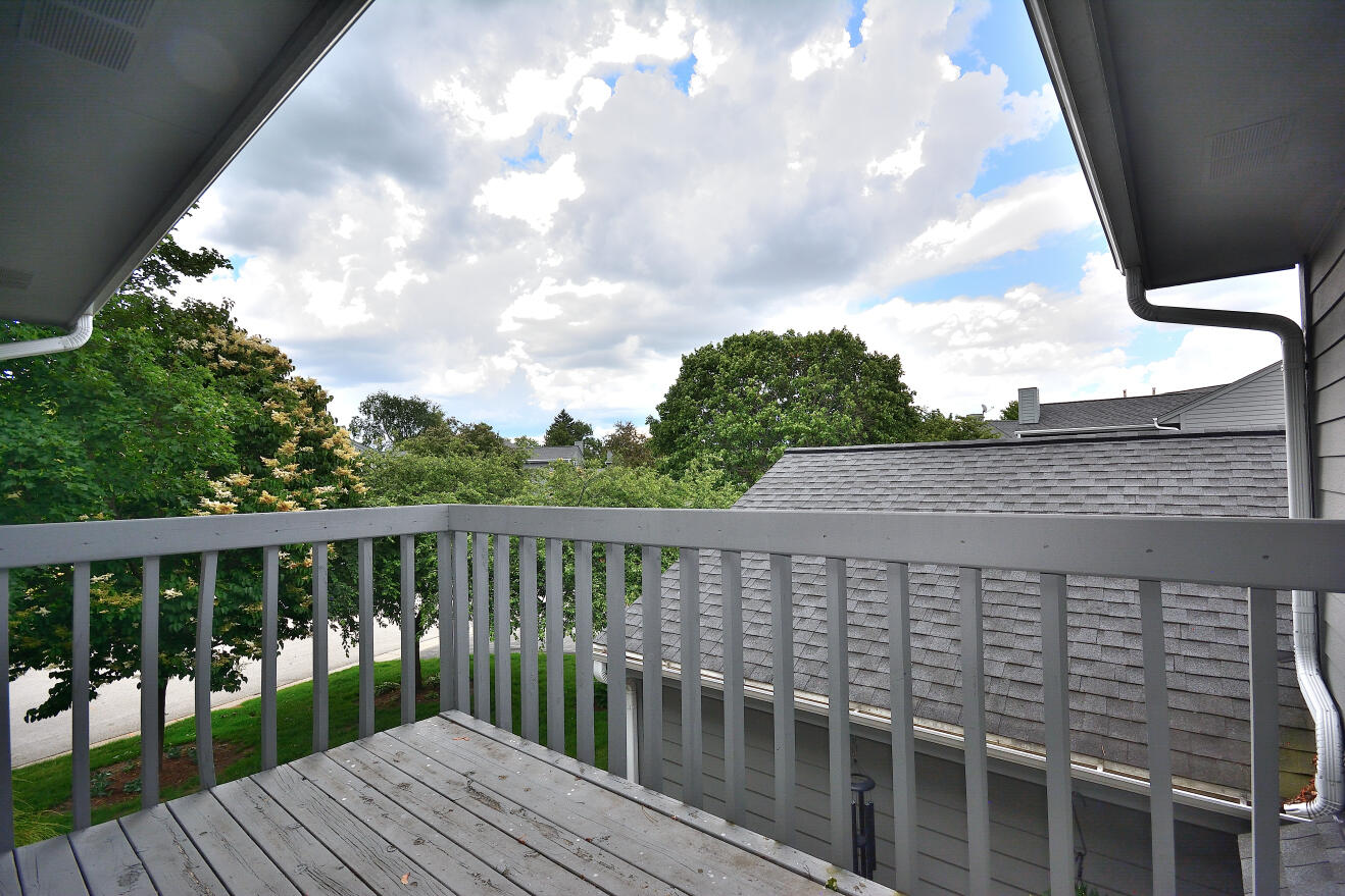 15651 West Ridge Road New Berlin, WI 53151 - Photo 16 of 27 PRIMARY DECK