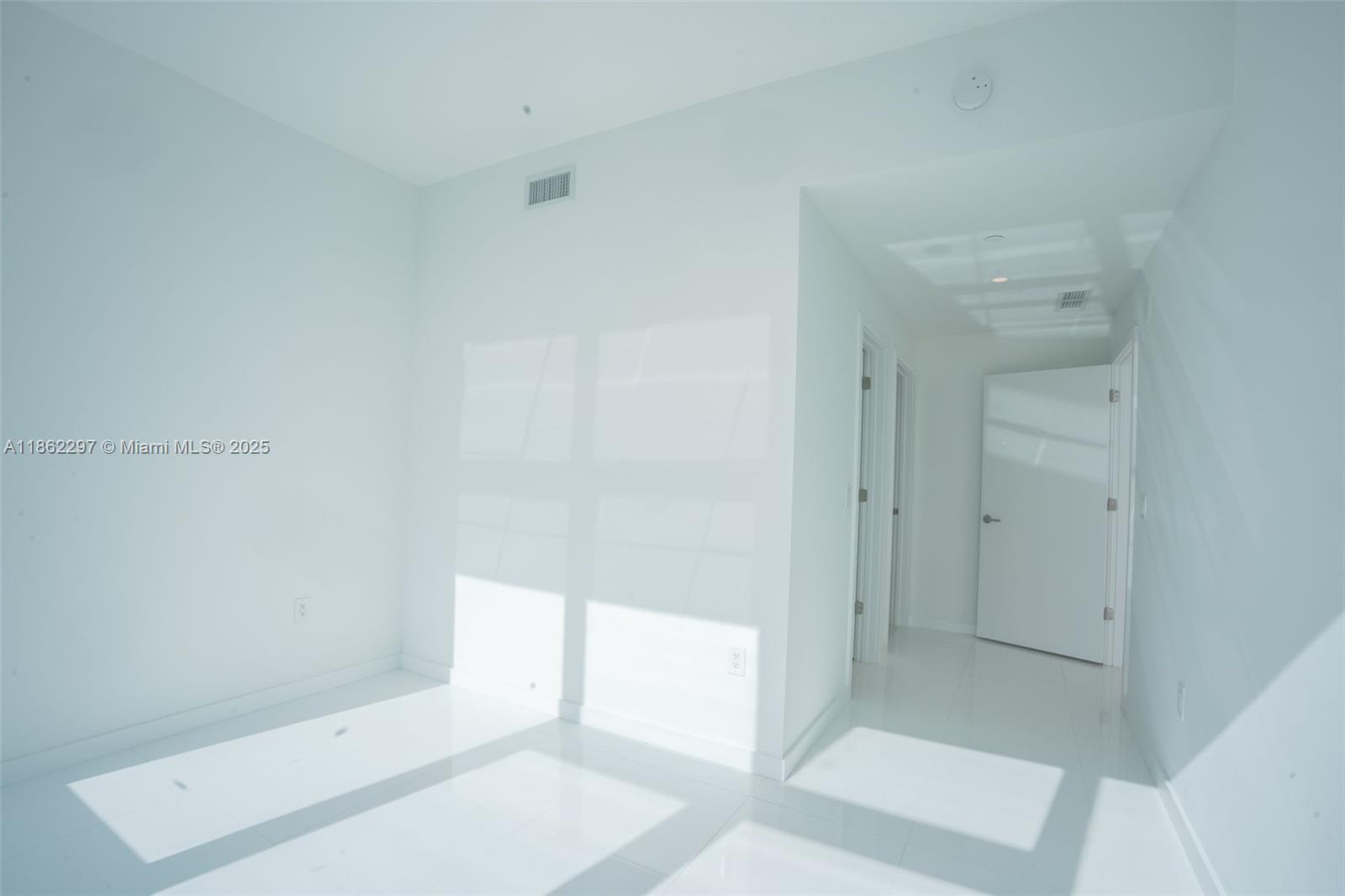 Park West Miami, FL 33132 - Photo 19 of 20 a bathroom with a bathtub