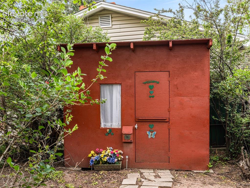 628 Castle Road Colorado Springs, CO 80904 - Photo 7 of 39