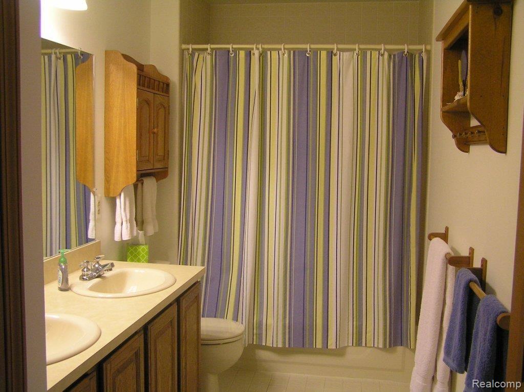 1158 Cobridge Drive Rochester, MI 48306 - Photo 14 of 30 Full bath with double sinks!!