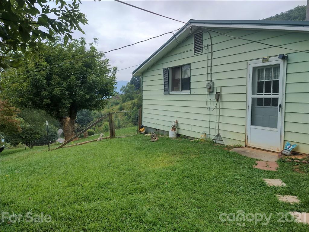 1731 Chambers Mountain Road Clyde, NC 28721 - Photo 4 of 37 a front view of house with yard