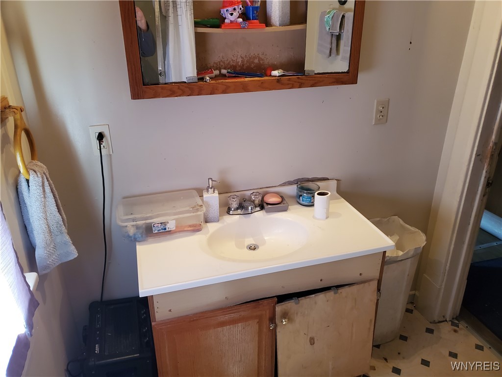 71 Poplar Avenue Buffalo, NY 14211 - Photo 6 of 14 Bathroom