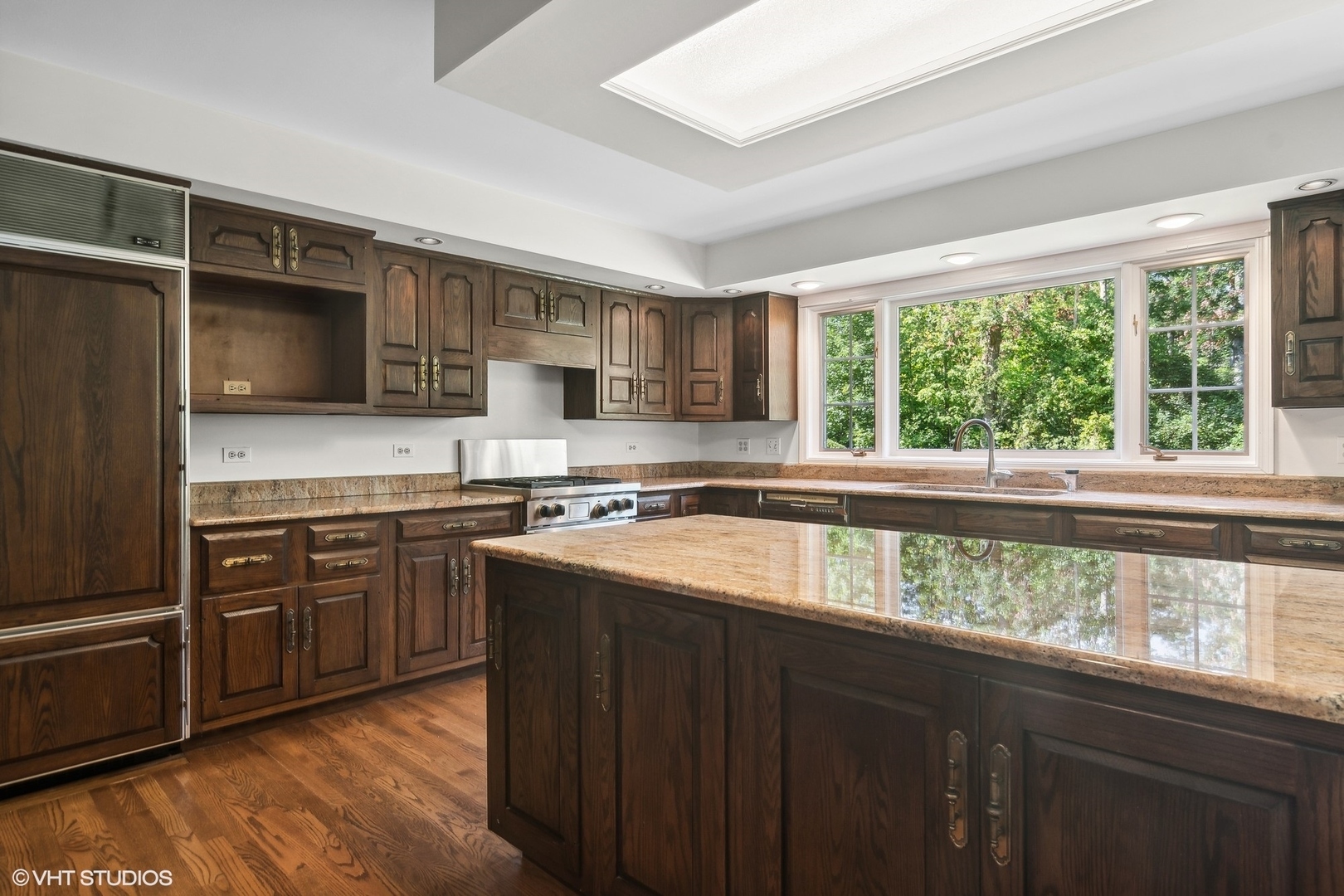 508 Forest Cove Road Lake Bluff, IL 60044 - Photo 15 of 38 a kitchen with stainless steel appliances granite countertop a stove a sink and a microwave