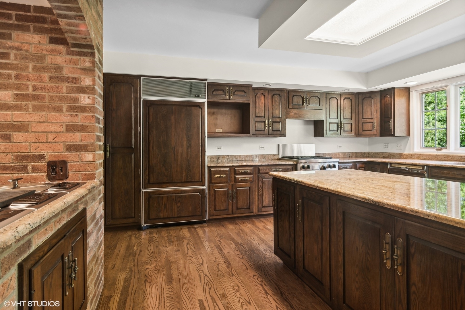 508 Forest Cove Road Lake Bluff, IL 60044 - Photo 16 of 38 a kitchen with stainless steel appliances kitchen island granite countertop a stove a sink and a refrigerator