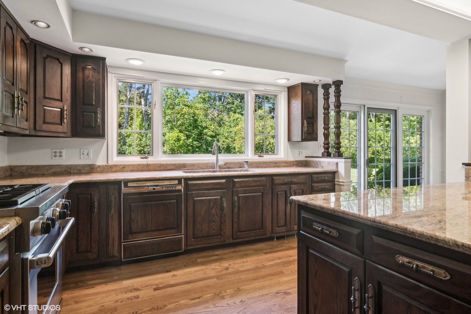 508 Forest Cove Road Lake Bluff, IL 60044 - Photo 18 of 38 a kitchen with a stove a sink and a cabinets