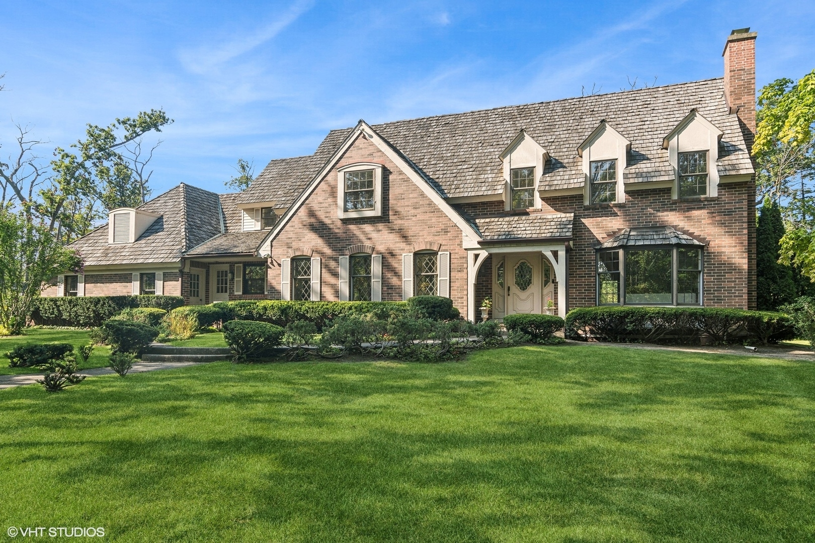 508 Forest Cove Road Lake Bluff, IL 60044 - Photo 2 of 38 a front view of a residential houses with yard and green space