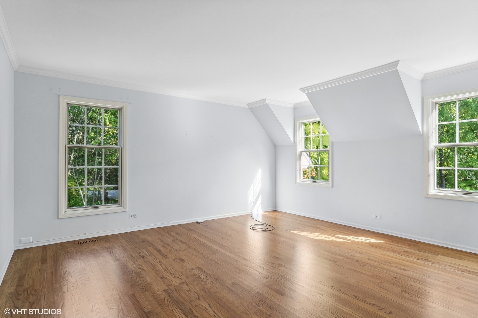 508 Forest Cove Road Lake Bluff, IL 60044 - Photo 23 of 38 an empty room with wooden floor and windows