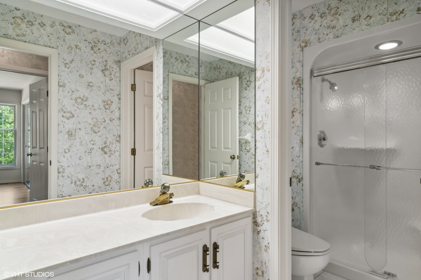 508 Forest Cove Road Lake Bluff, IL 60044 - Photo 29 of 38 a bathroom with a sink and a mirror