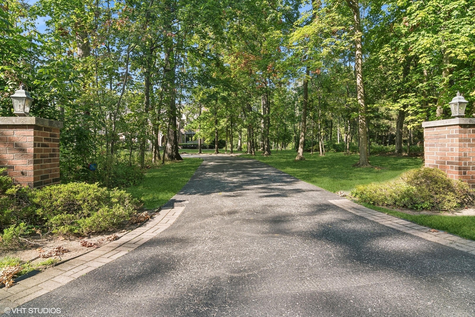 508 Forest Cove Road Lake Bluff, IL 60044 - Photo 3 of 38 a view of a park with a trees in the background