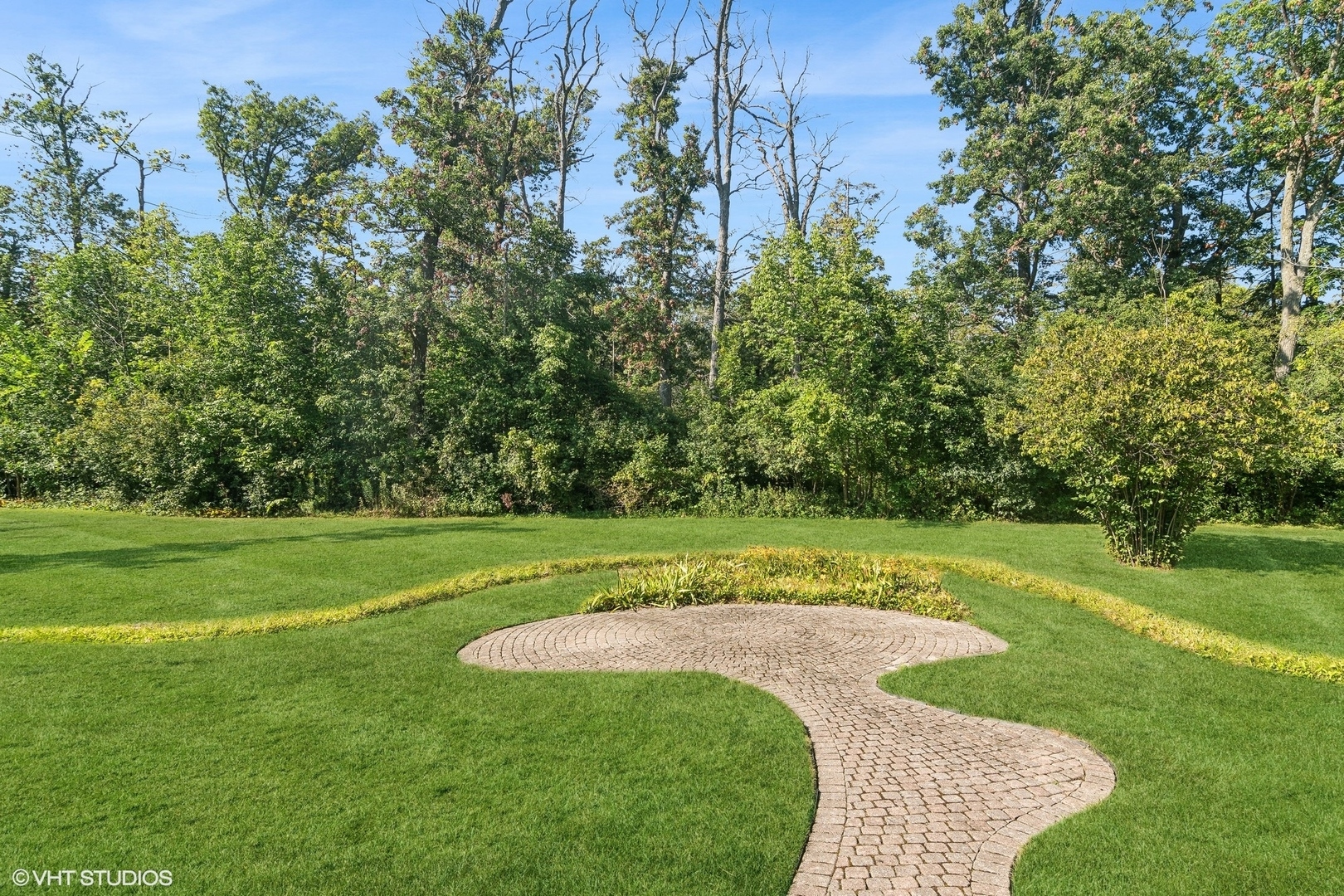508 Forest Cove Road Lake Bluff, IL 60044 - Photo 34 of 38 a view of a golf course with a garden