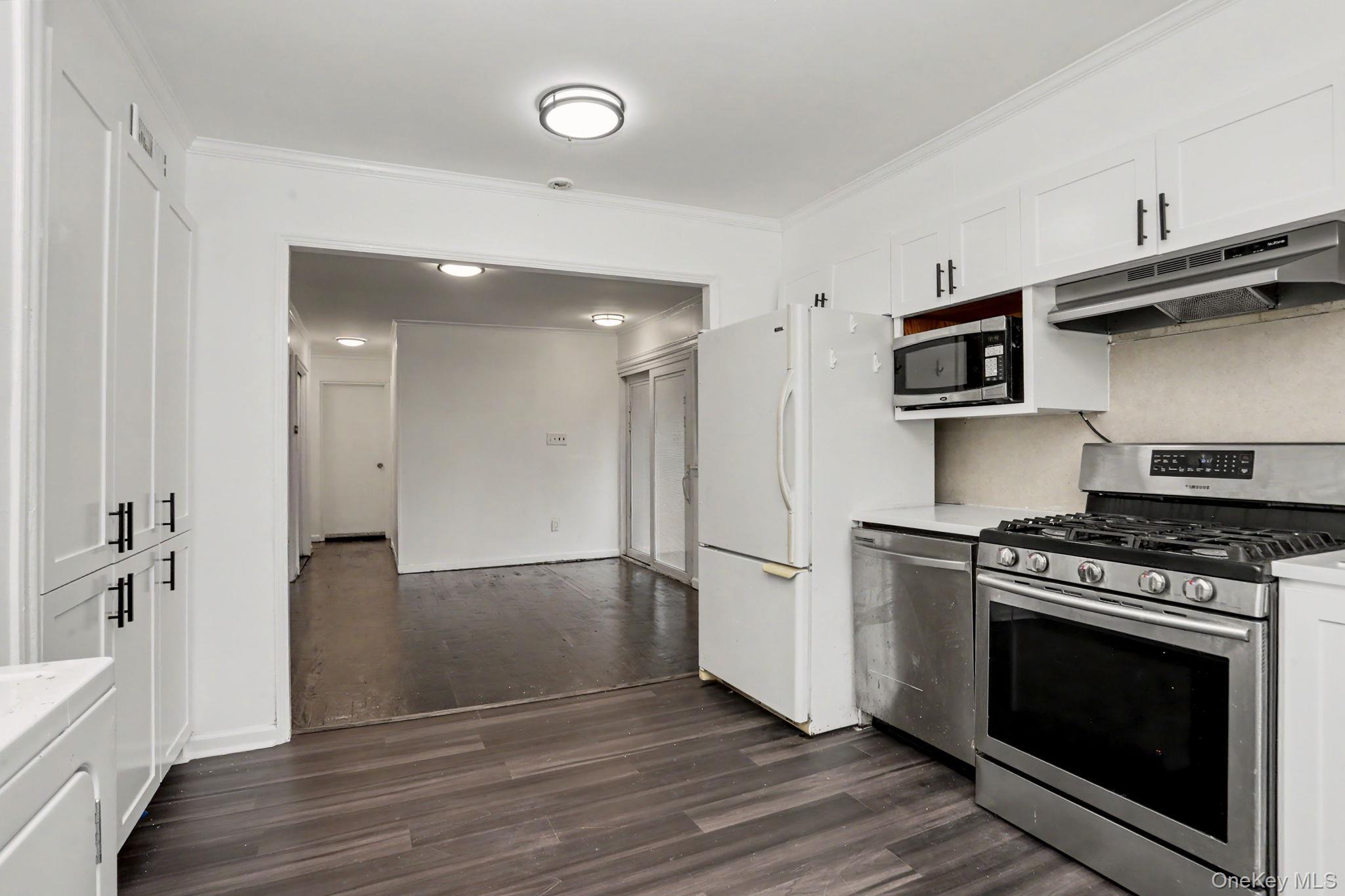 376 County Center Road White Plains, NY 10603 - Photo 12 of 40