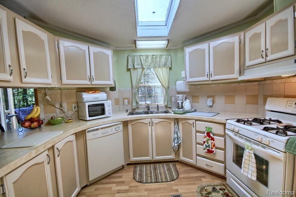 21441 Merriman Road New Boston, MI 48164 - Photo 10 of 28 Kitchen.jpg
