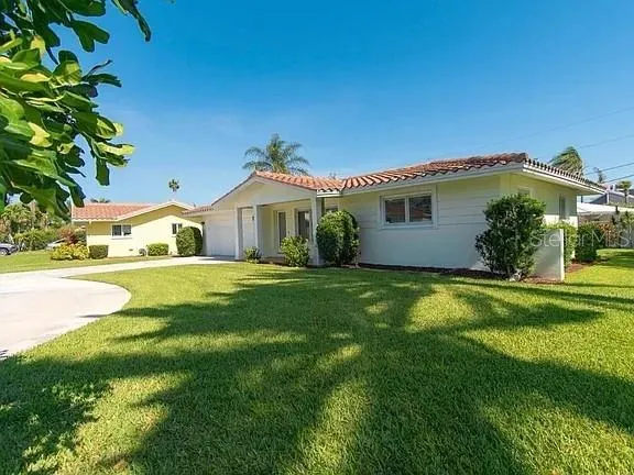a view of a house with backyard and garden