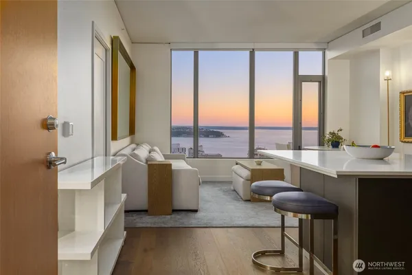 $849,000 | 2510 6th Avenue, Unit 3305, Seattle, WA 98121