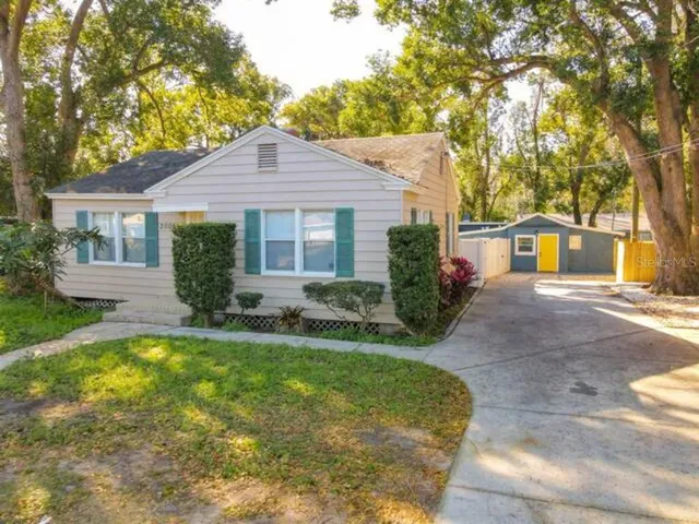 a view of a house with a yard