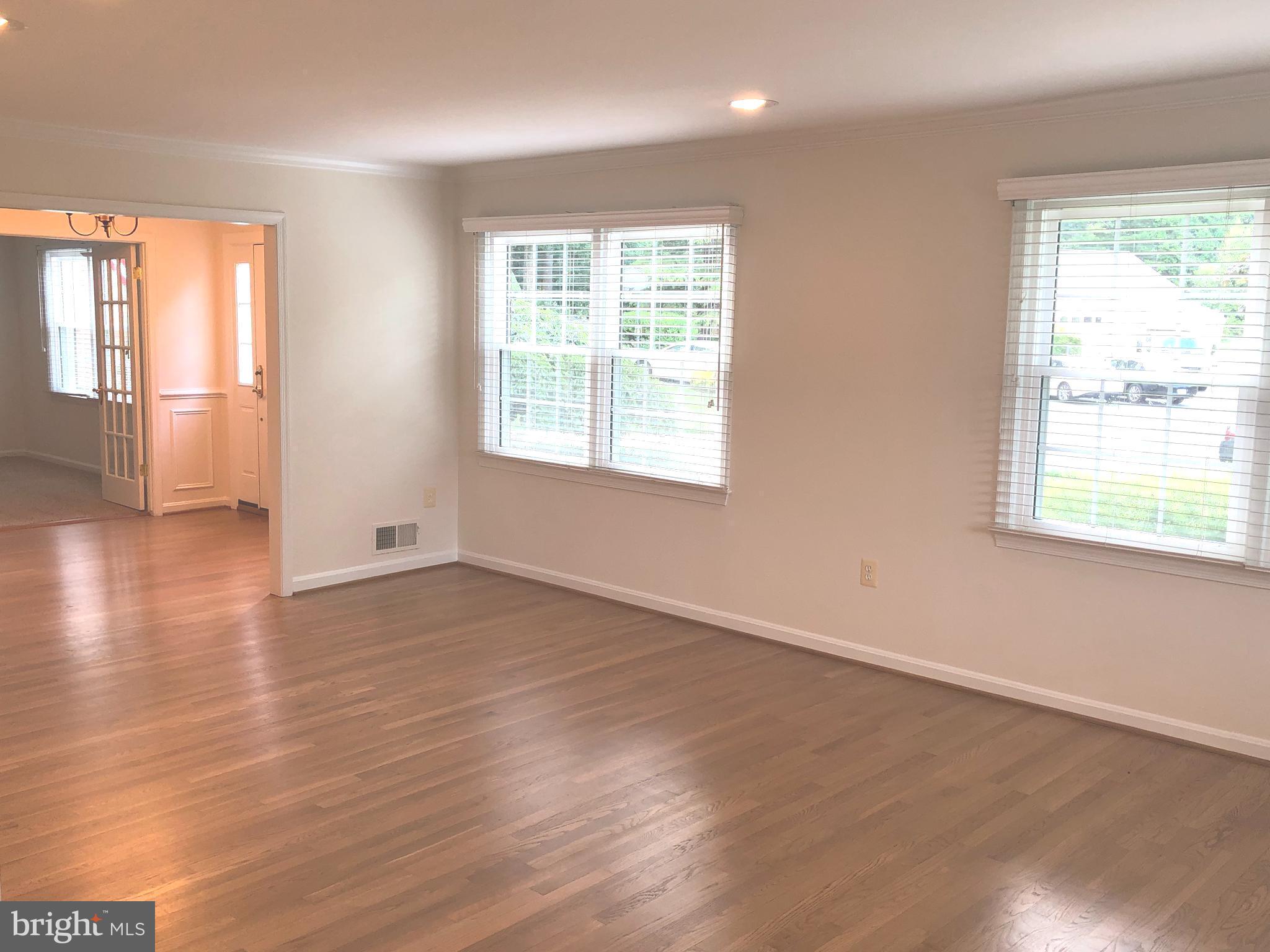 7327 Yates Court McLean, VA 22101 - Photo 4 of 34 Spacious Living Room