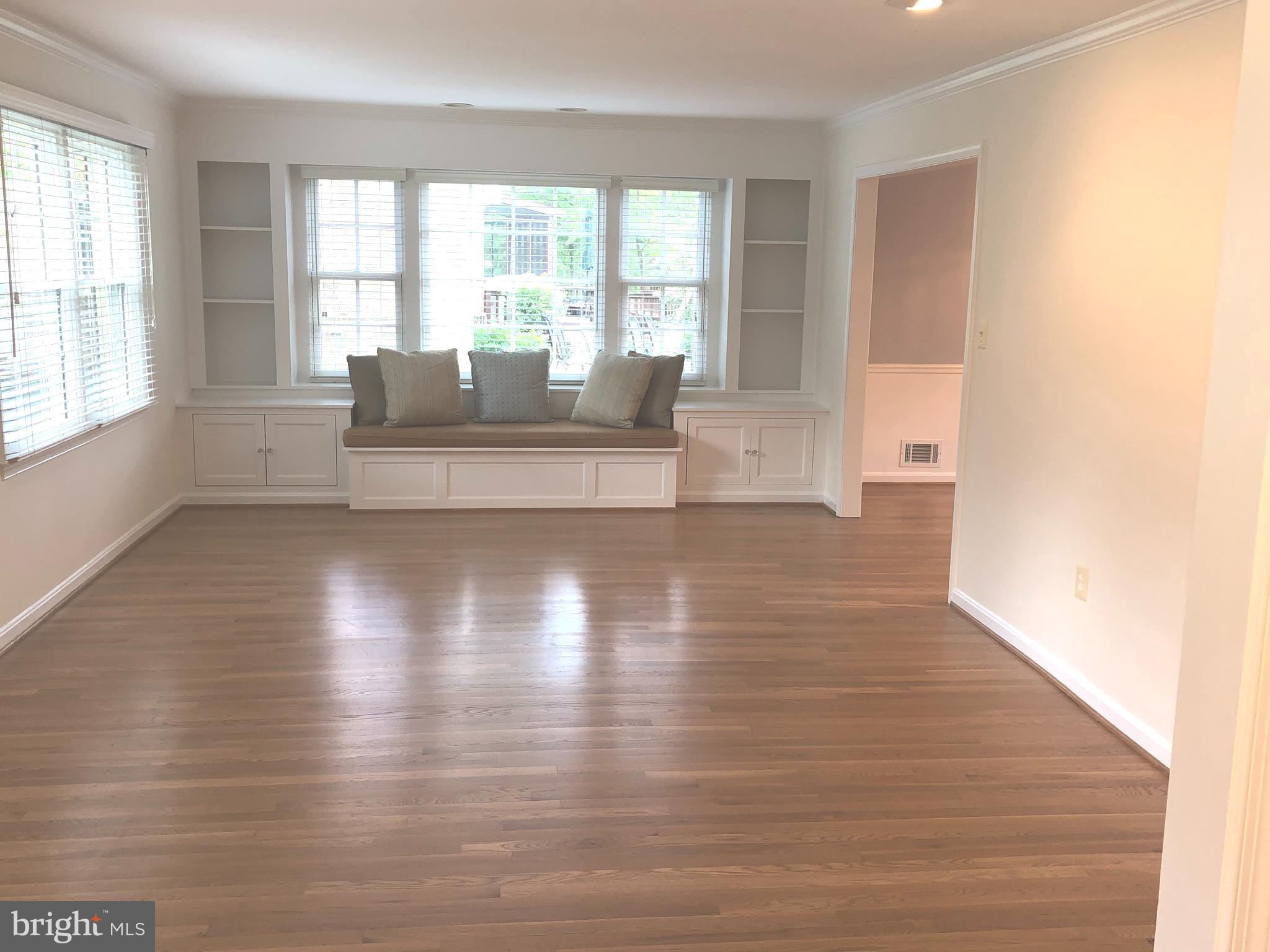 7327 Yates Court McLean, VA 22101 - Photo 5 of 34 Spacious Living Room with built-ins