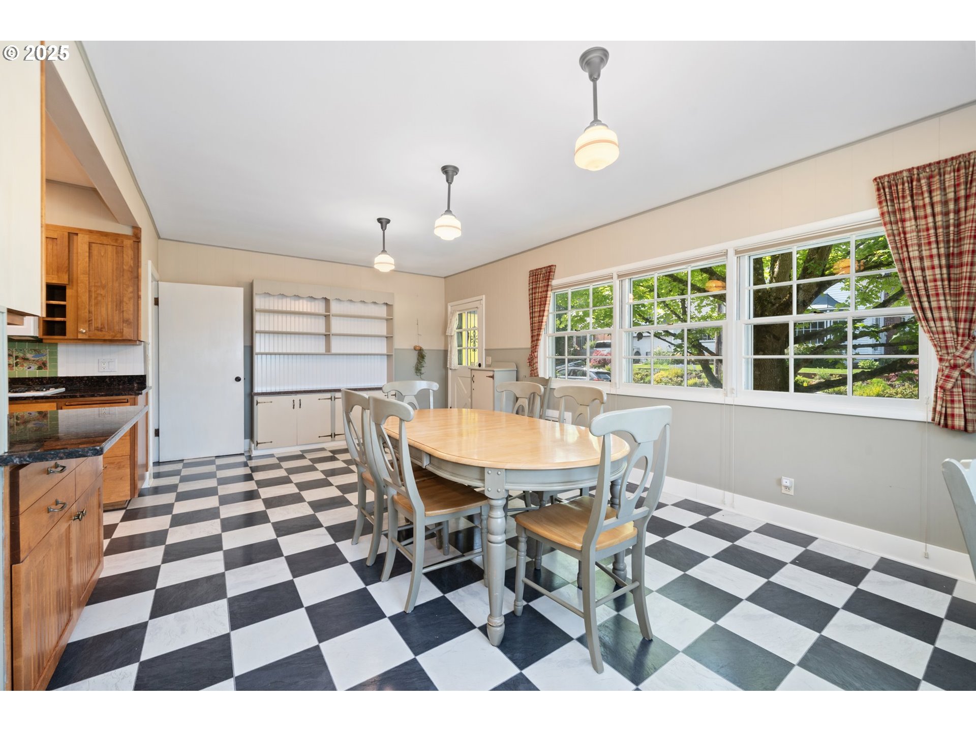 660 Southwest Evans Street Portland, OR 97219 - Photo 12 of 36