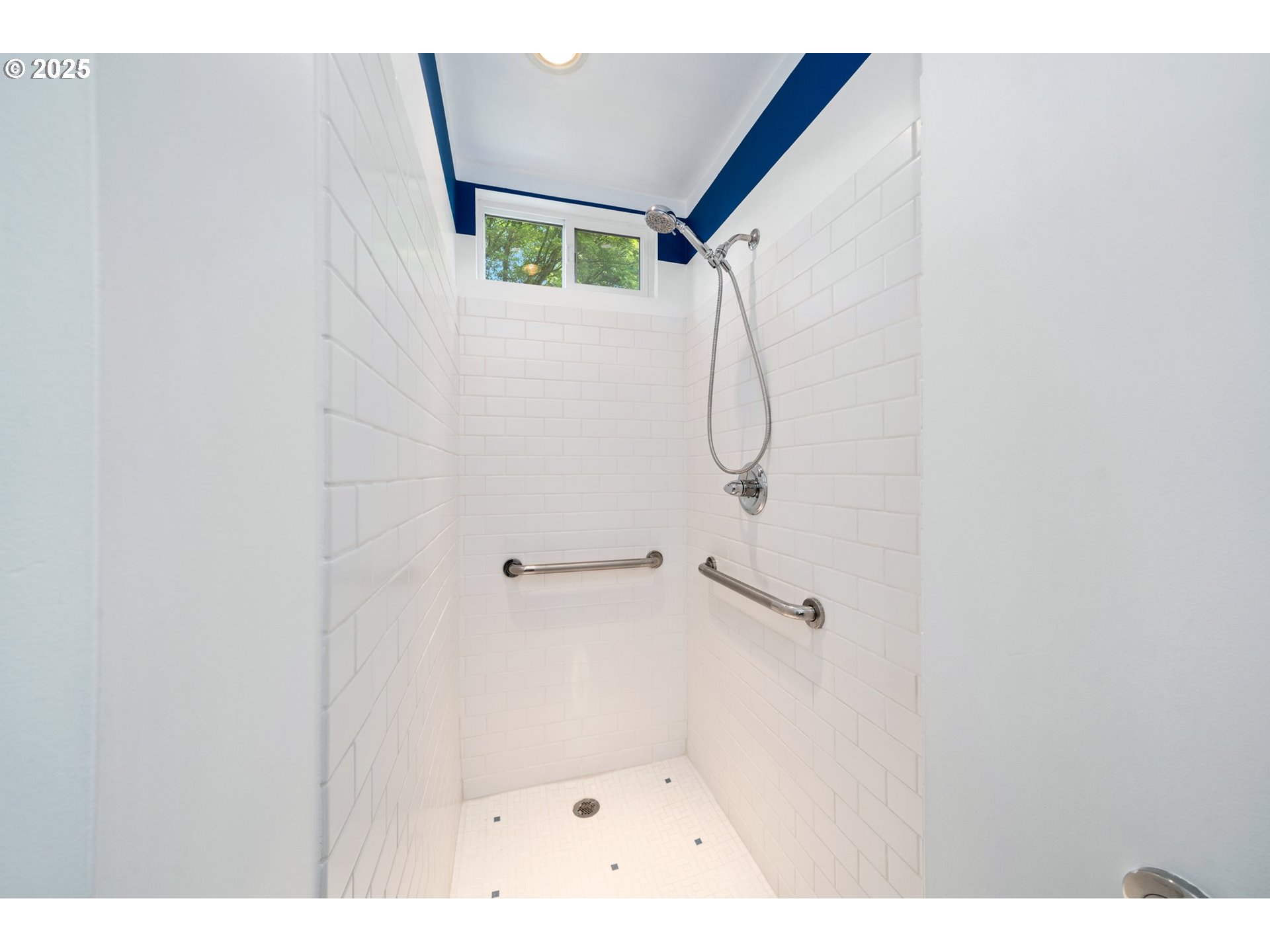 660 Southwest Evans Street Portland, OR 97219 - Photo 17 of 36