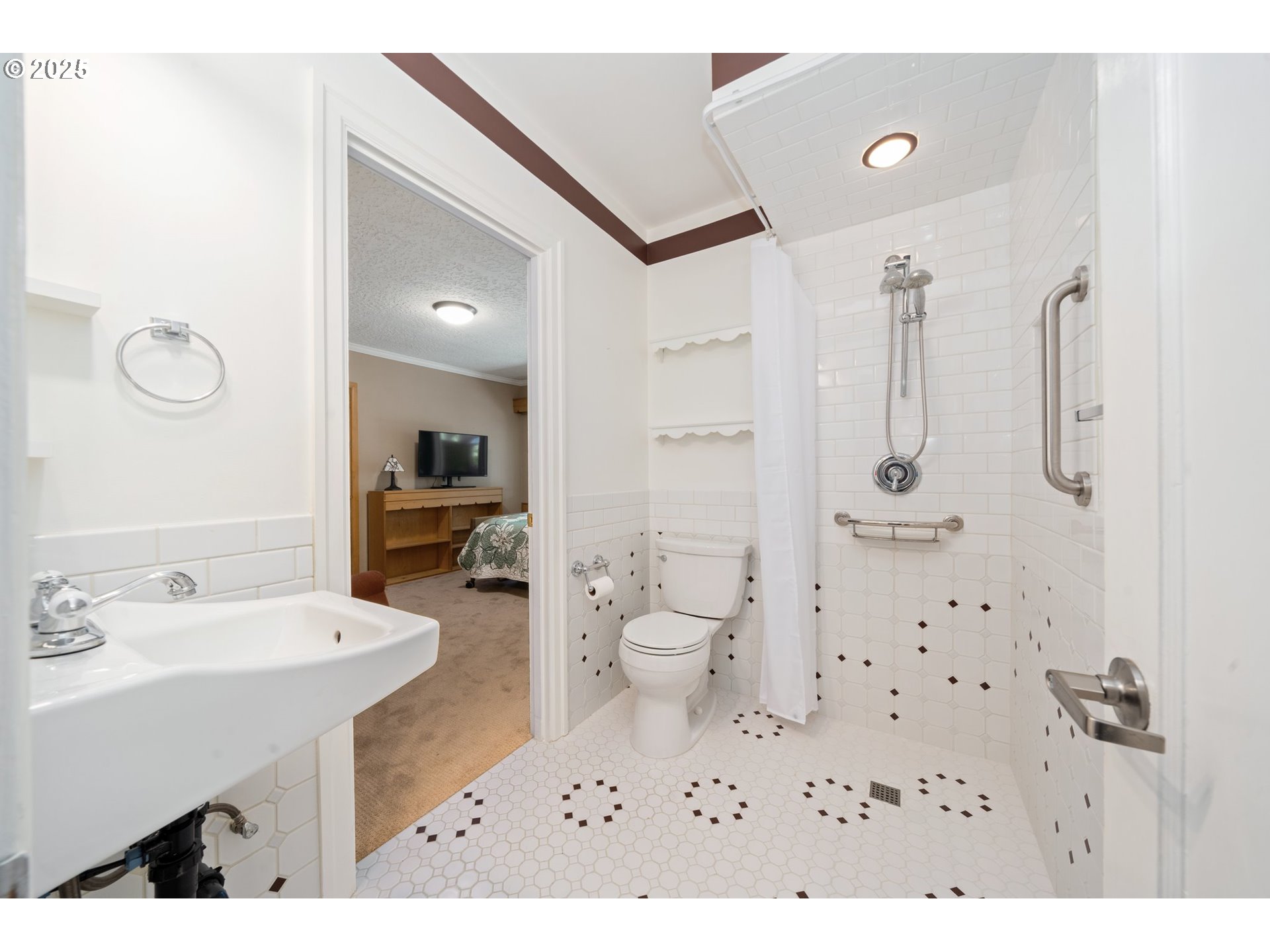 660 Southwest Evans Street Portland, OR 97219 - Photo 21 of 36