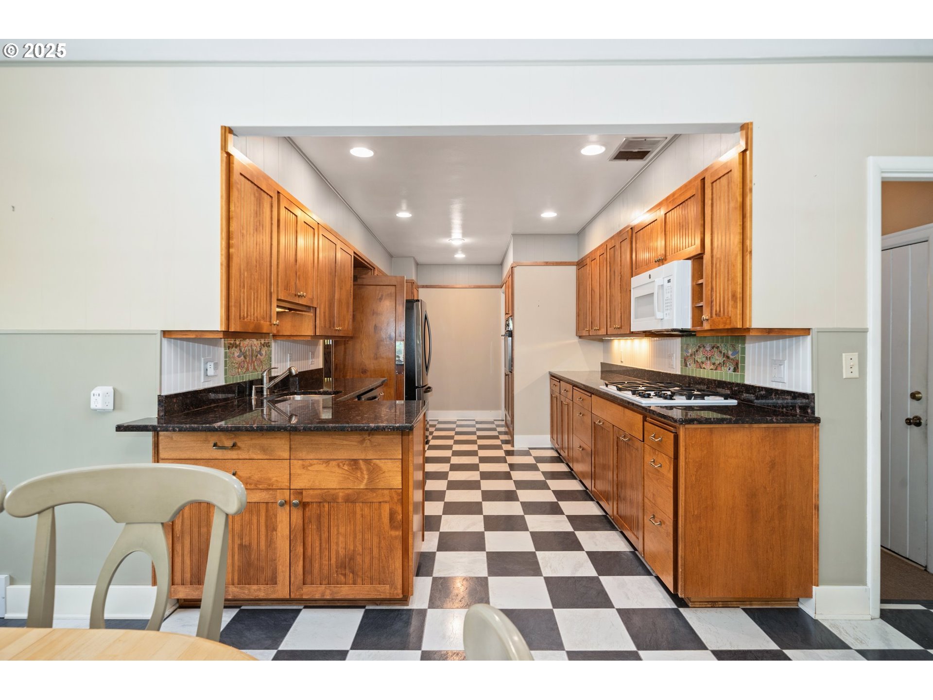 660 Southwest Evans Street Portland, OR 97219 - Photo 9 of 36