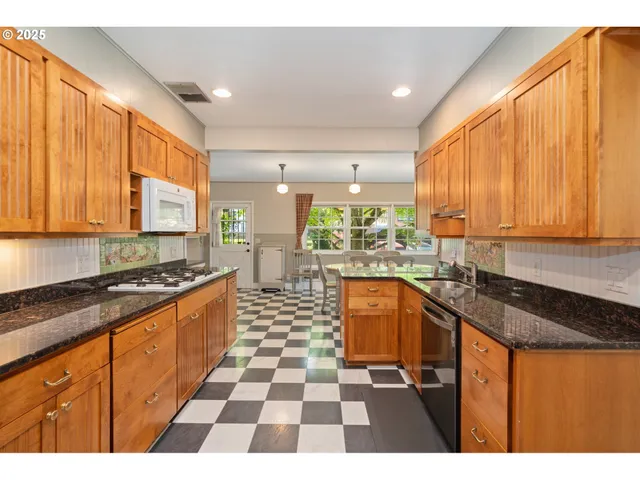 $849,900 | 660 Southwest Evans Street, Portland, OR 97219