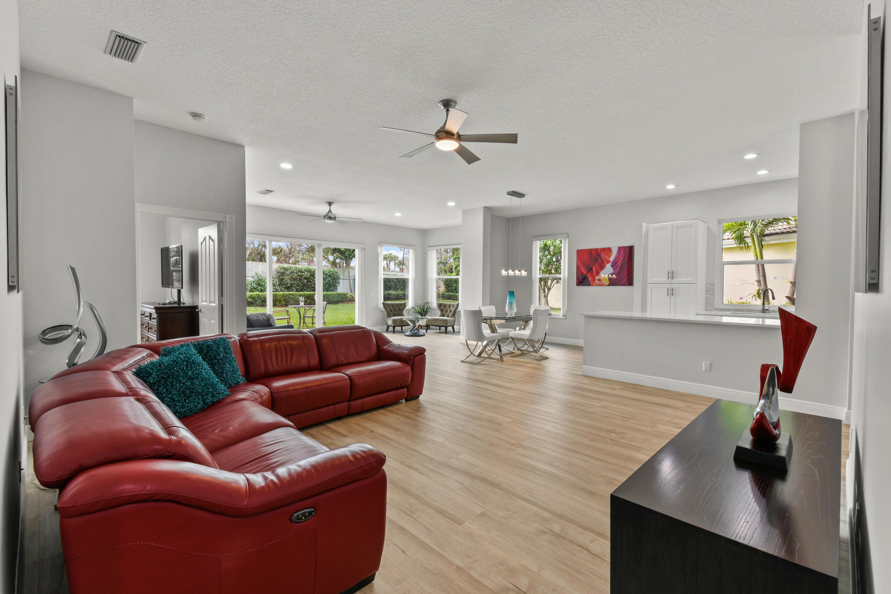 172 Hampton Circle Jupiter, FL 33458 - Photo 13 of 38 172HamptonCircle_08