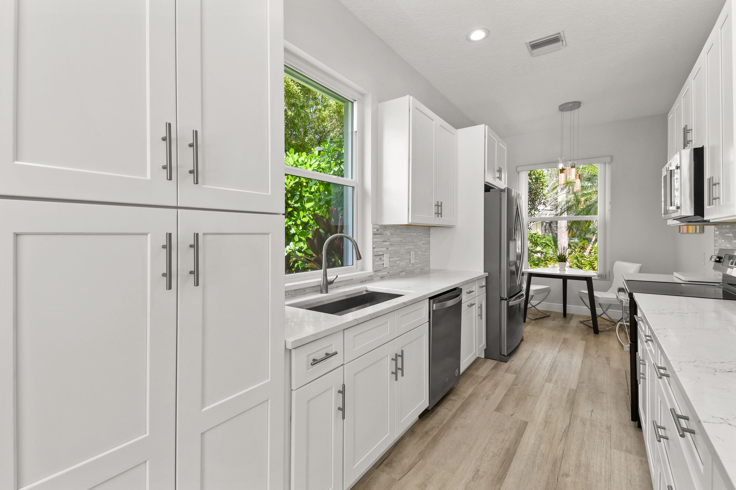 172 Hampton Circle Jupiter, FL 33458 - Photo 6 of 38 172HamptonCircle_15